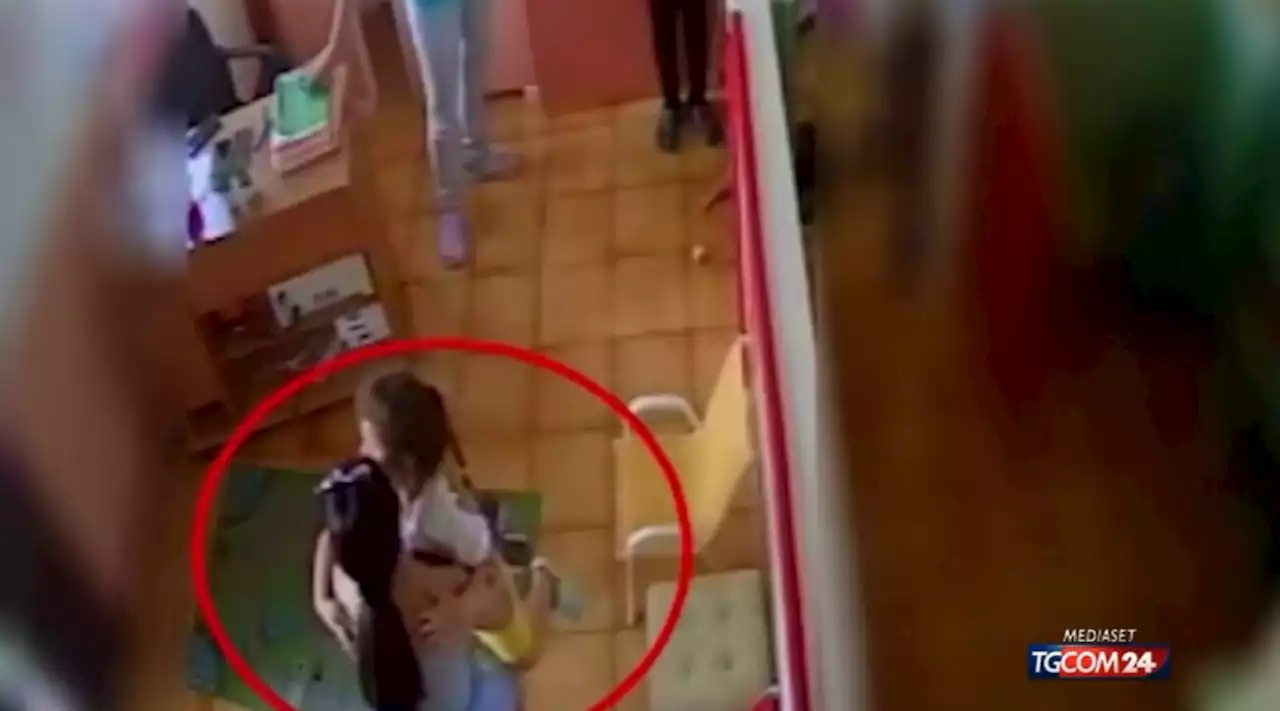 All'asilo l'ultimo abbraccio di Elena con la mamma che poco dopo la ucciderà - Foto Tgcom24