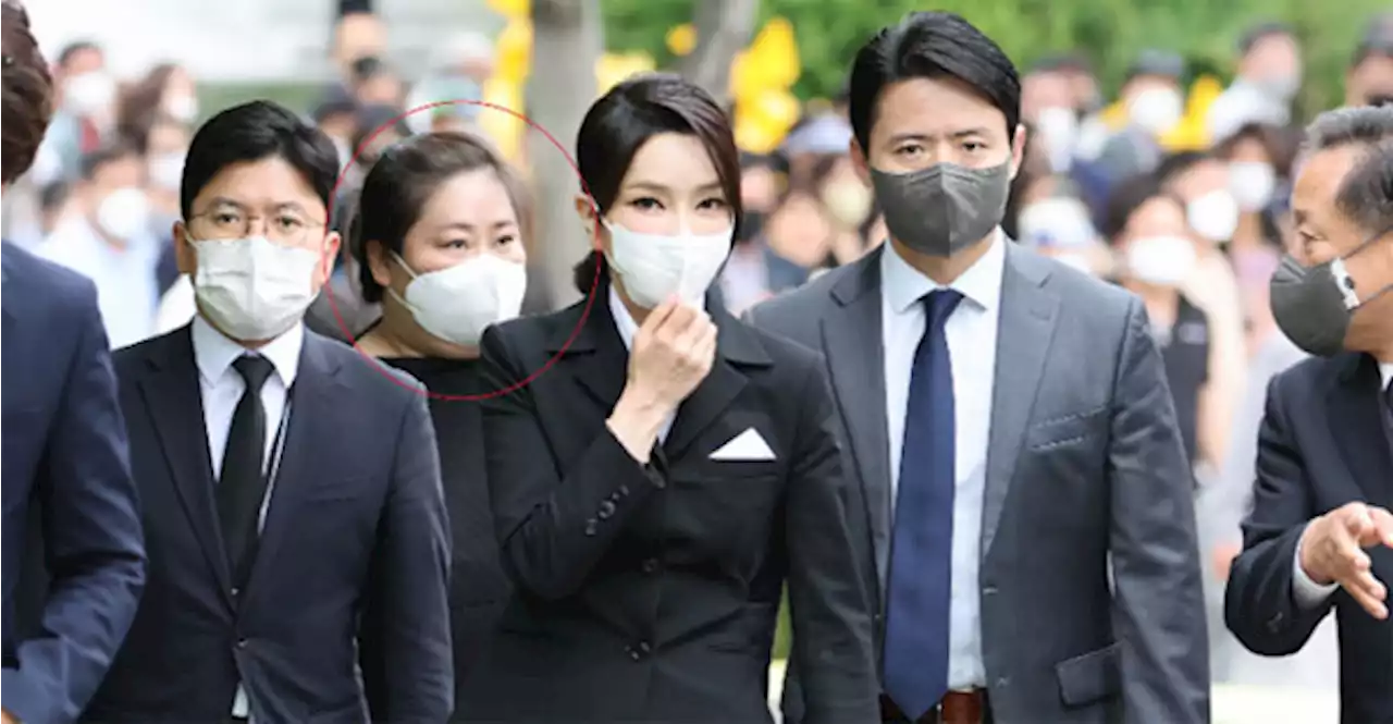 민주당 '김건희 여사 공식 일정에 왜 사적 지인 참석하나'