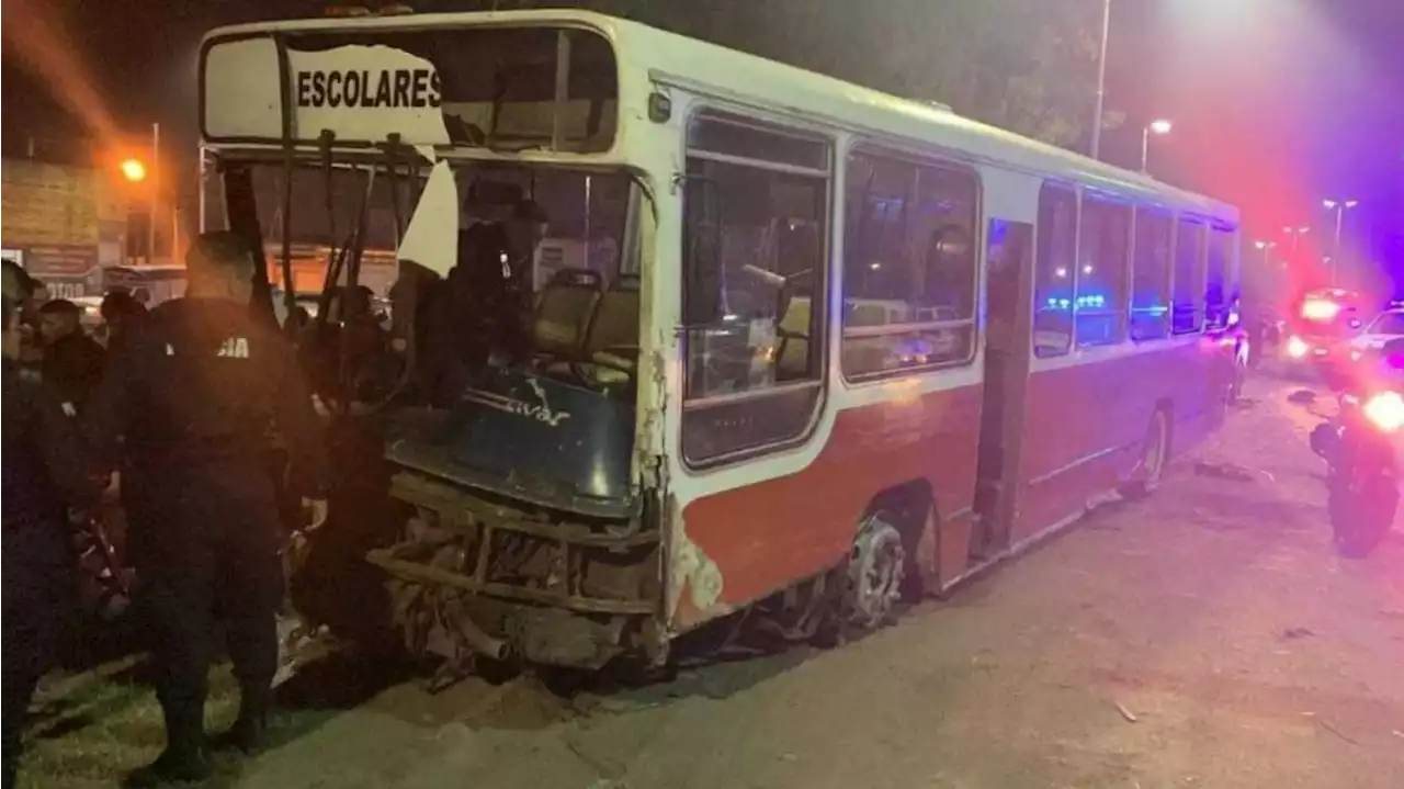 Robó un micro escolar en Mataderos: chocó 16 autos, 4 patrulleros y una moto