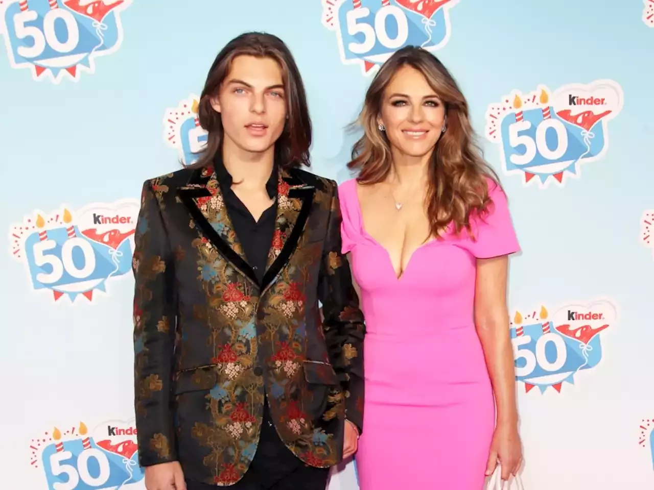 Elizabeth Hurley Shares a Glamorous 'Versace Moment' With Lookalike Son ...