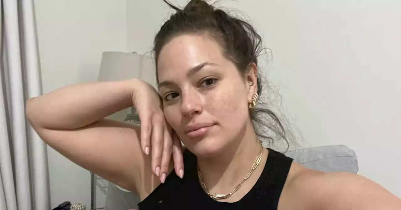 Ashley Graham shares photo of breastfeeding twins at the same time