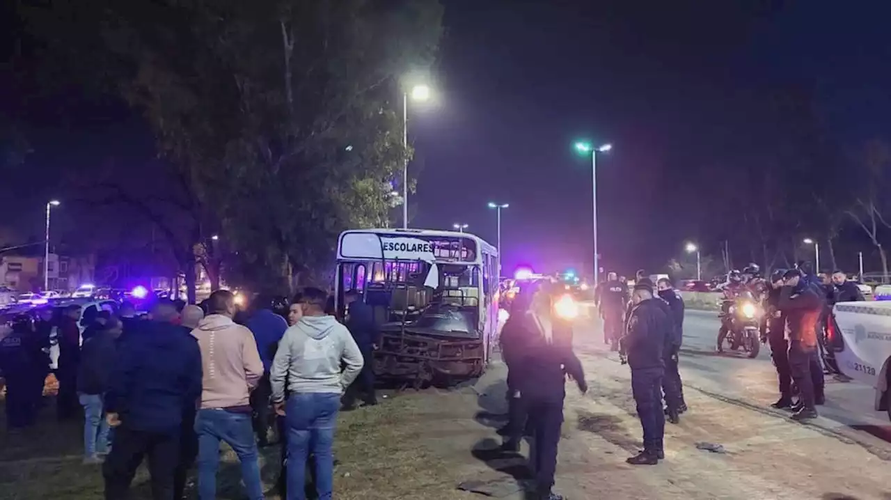 Tres delincuentes se robaron un micro escolar y la Policía los persiguió 20 kilómetros