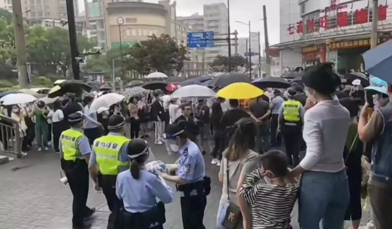 봉쇄 피해 상하이 의류상인들 거리시위…임대료 반환 요구 | 연합뉴스