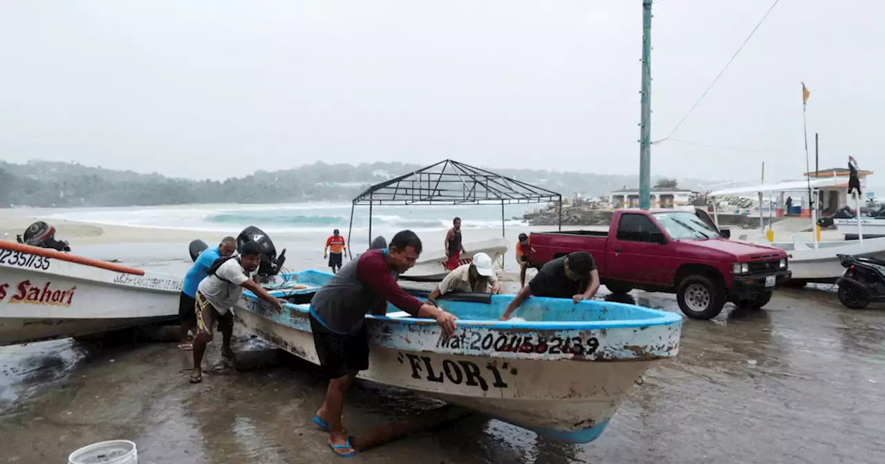 Tormenta Blas se convierte en huracán categoría 1 cerca del puerto de Manzanillo