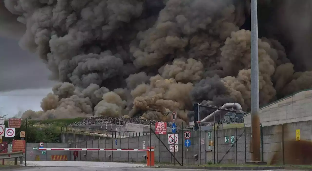 Roma, incendio al Tmb di Malagrotta, alta colonna di fumo sulla capitale: «Allarme diossina»