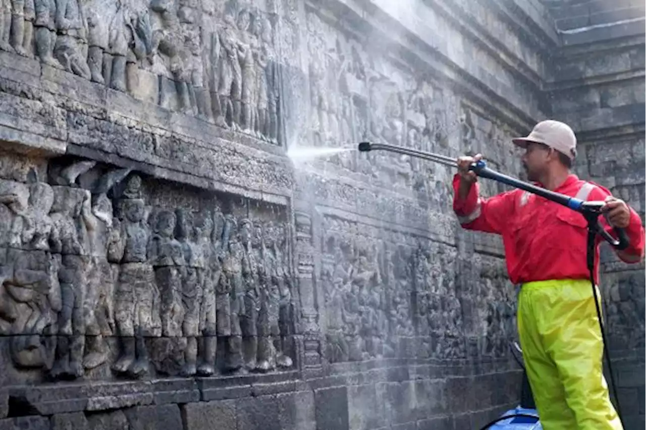 Pegawai BKB Bersihkan Candi Borobudur