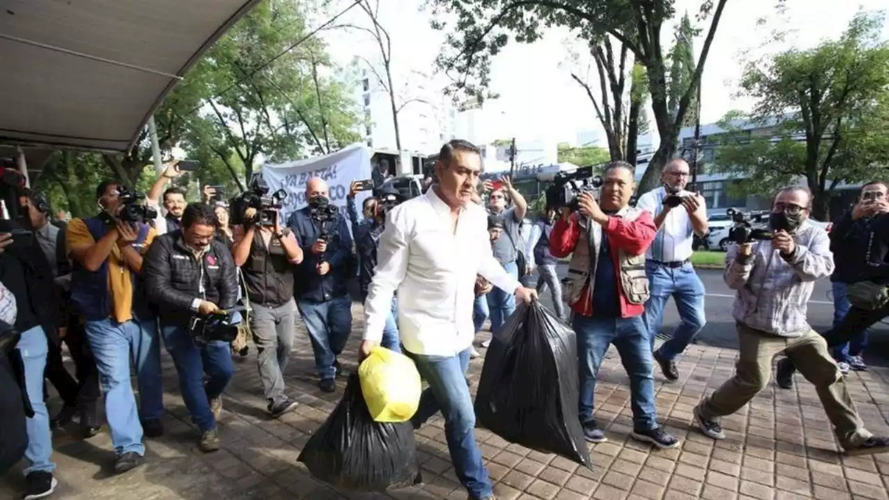 Alcalde de Tlajomulco arroja toneladas de basura a empresa recolectora, para exigir buen servicio