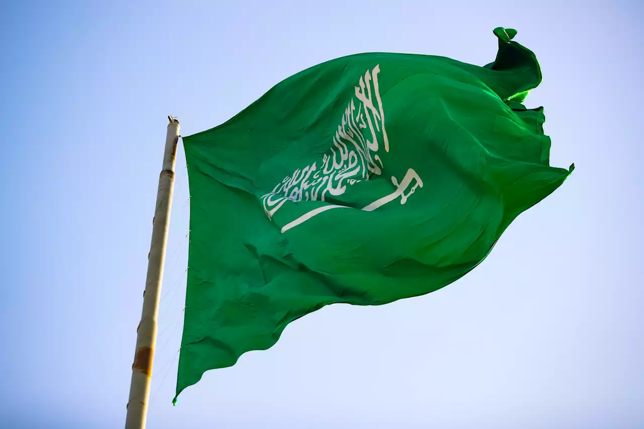 السعودية.. صدور أحكام في قضايا فساد بحق عدد من المسؤولين بينهم قضاة وضباط وسفير سابق
