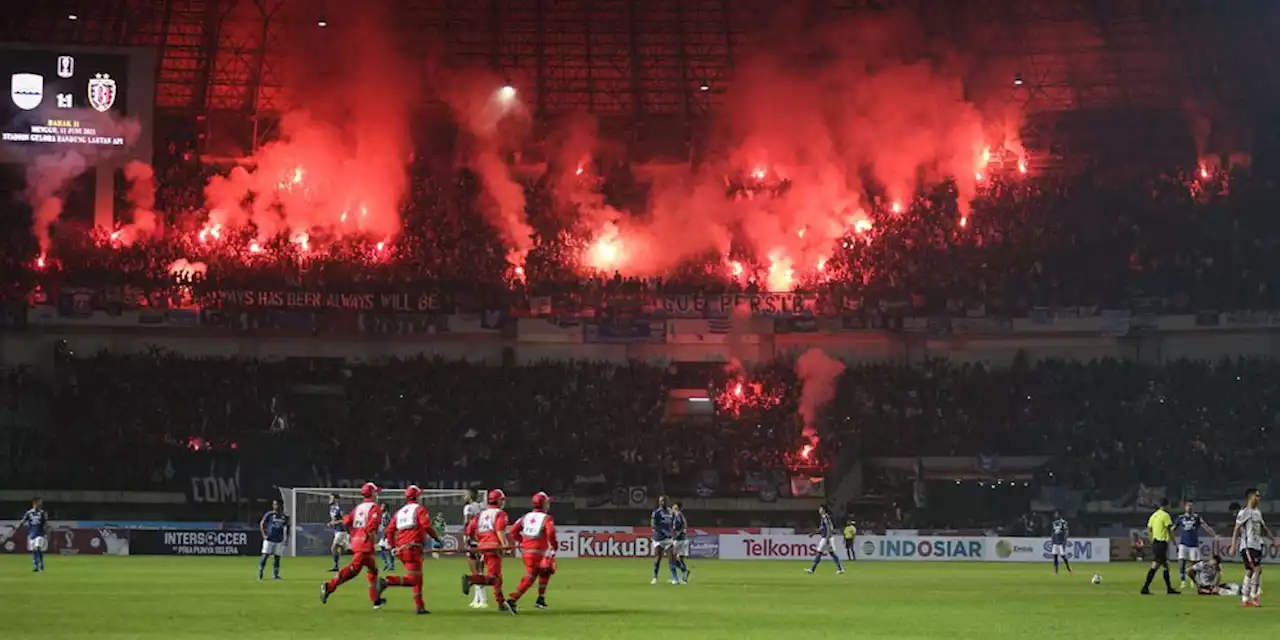 Pelatih Persib Bandung Berusaha Bijak Menyikapi soal Flare dalam Pertandingan - Bola.net