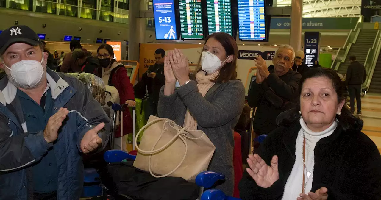 Más de 200 pasajeros varados en Ezeiza por el avión venezolano-iraní que nunca llegó por temor a ser retenido