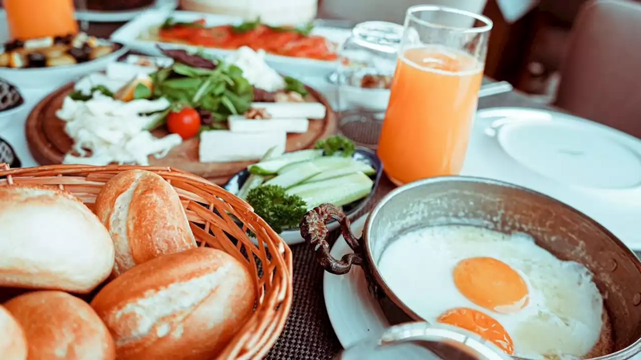 Elle se lâche lors d'un brunch à volonté et finit défigurée et dévastée