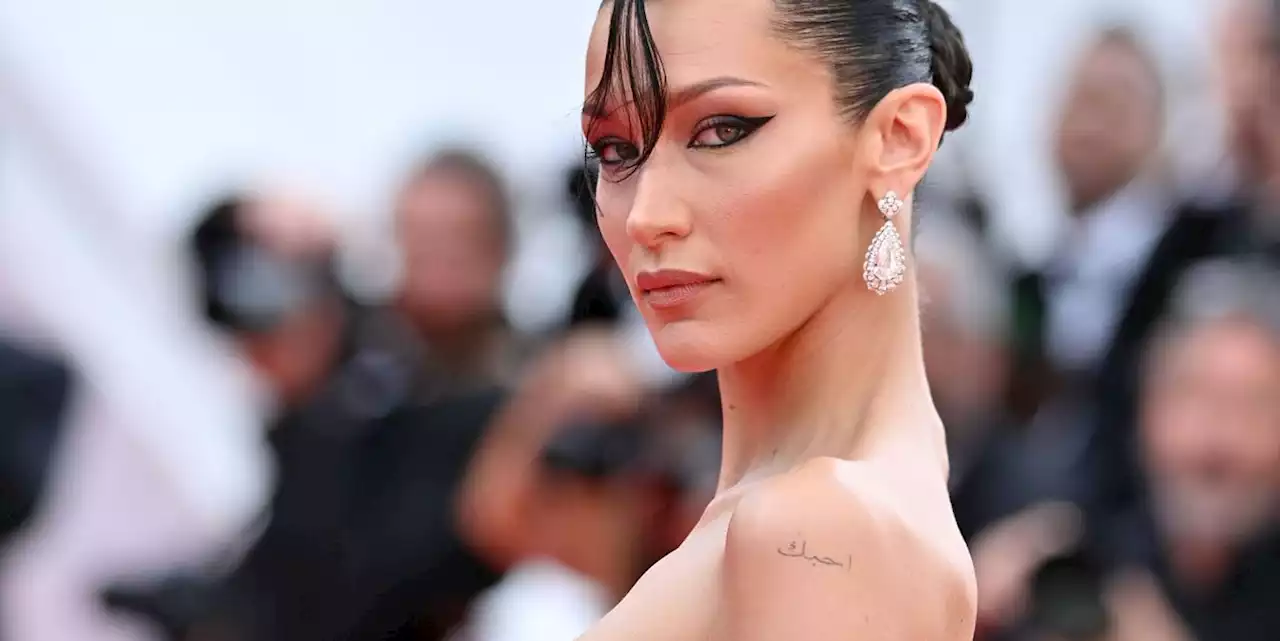 Piccole e piene di significato, le scritte sulla spalla delle celeb sono i tatuaggi da avere