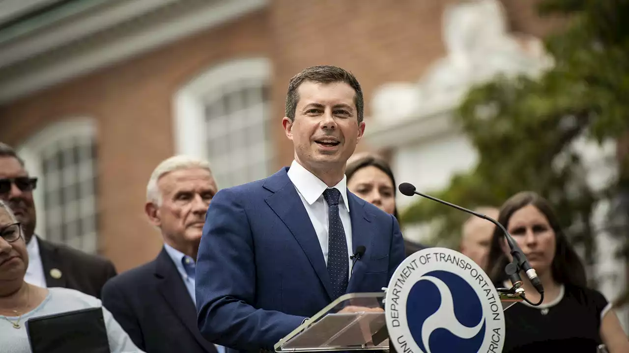 Airline CEOs, Buttigieg to meet as flight disruptions persist