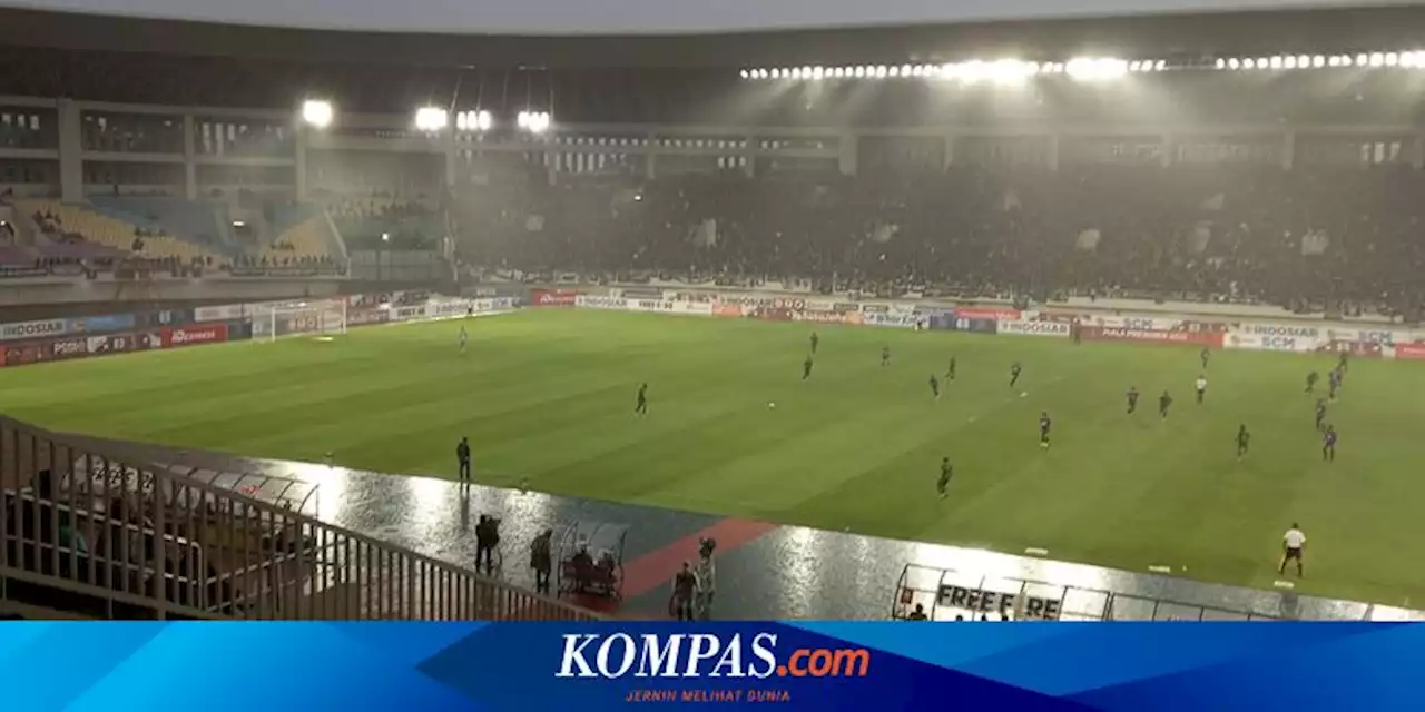 Persita Vs PSS, Beda Gaya Dua Pelatih di Tengah Guyuran Hujan Deras