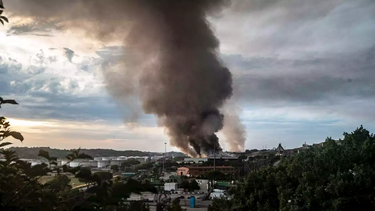 Brucia l’ex discarica di Malagrotta a Roma: “Allarme per pericolo diossina”