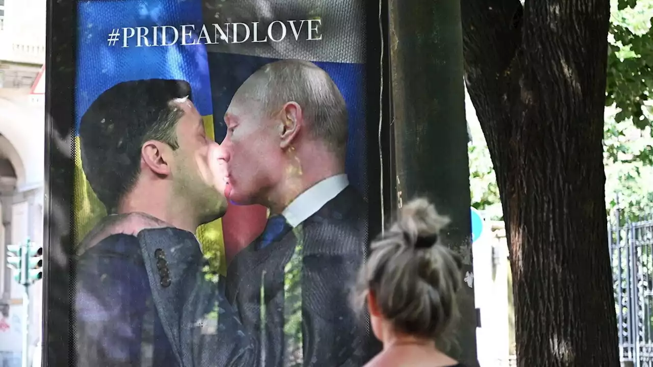 A Torino il bacio Zelensky-Putin come quello tra Honecker e Breznev a Berlino - Foto Tgcom24