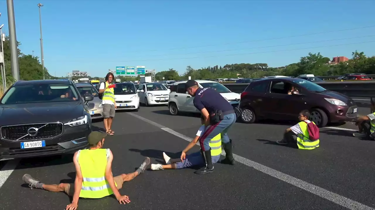 Roma, gli ambientalisti bloccano il Raccordo. L'intervento della polizia per spostarli