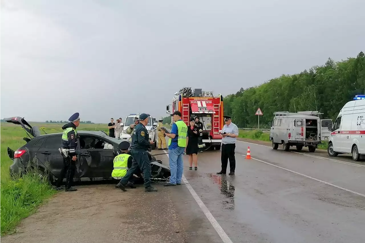 В ДТП на уральской трассе погибли двое взрослых и ребенок - Российская газета