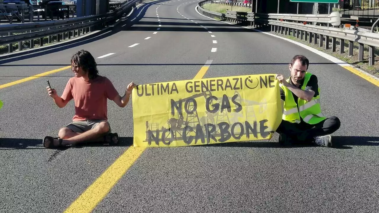 Ambientalisti bloccano il raccordo anulare, la rabbia degli automobilisti: 'Andate a lavorare'