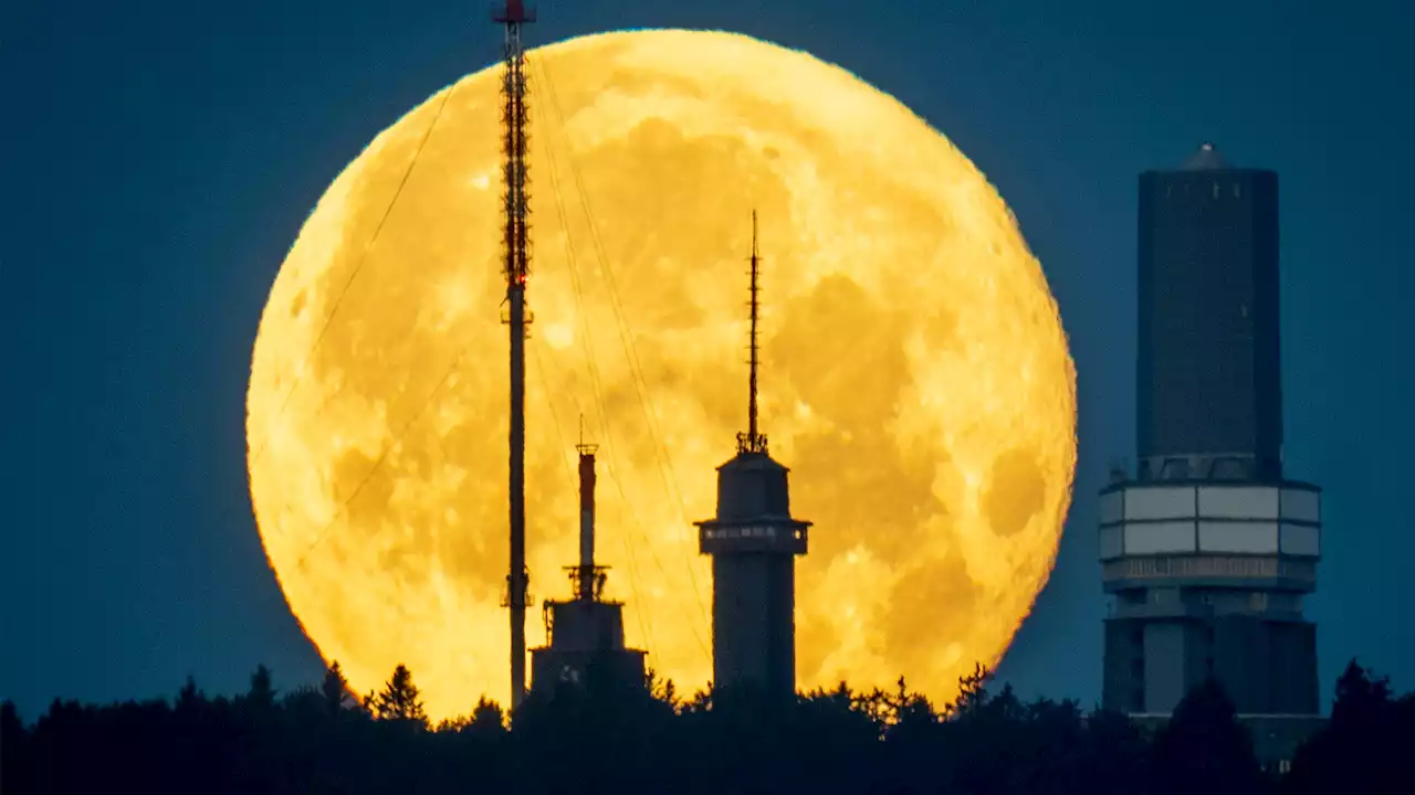 Huge Strawberry Supermoon fills sky in stunning pics from around the world