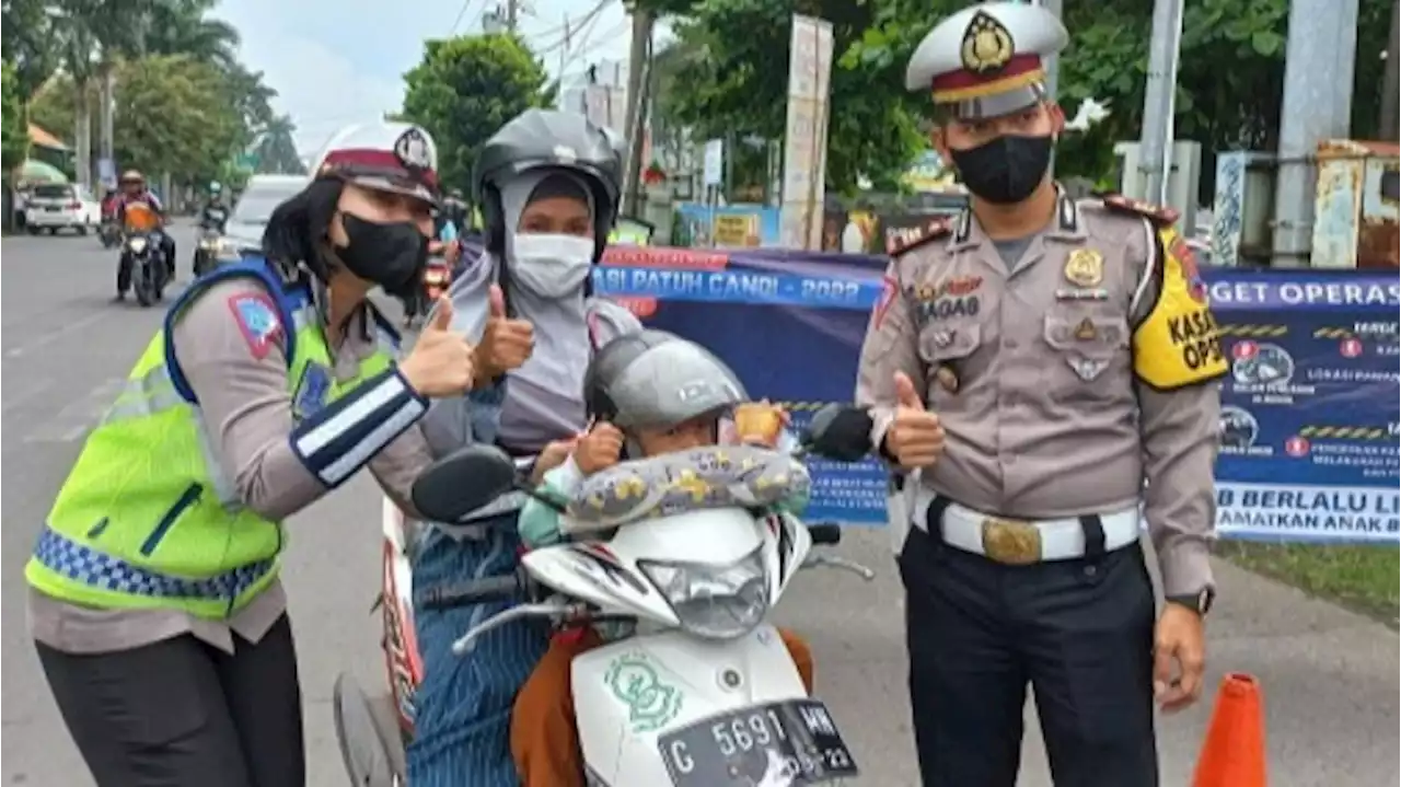 Operasi Patuh Candi 2022: Anak Pakai Helm saat Dibonceng Motor akan Diberi Es Krim