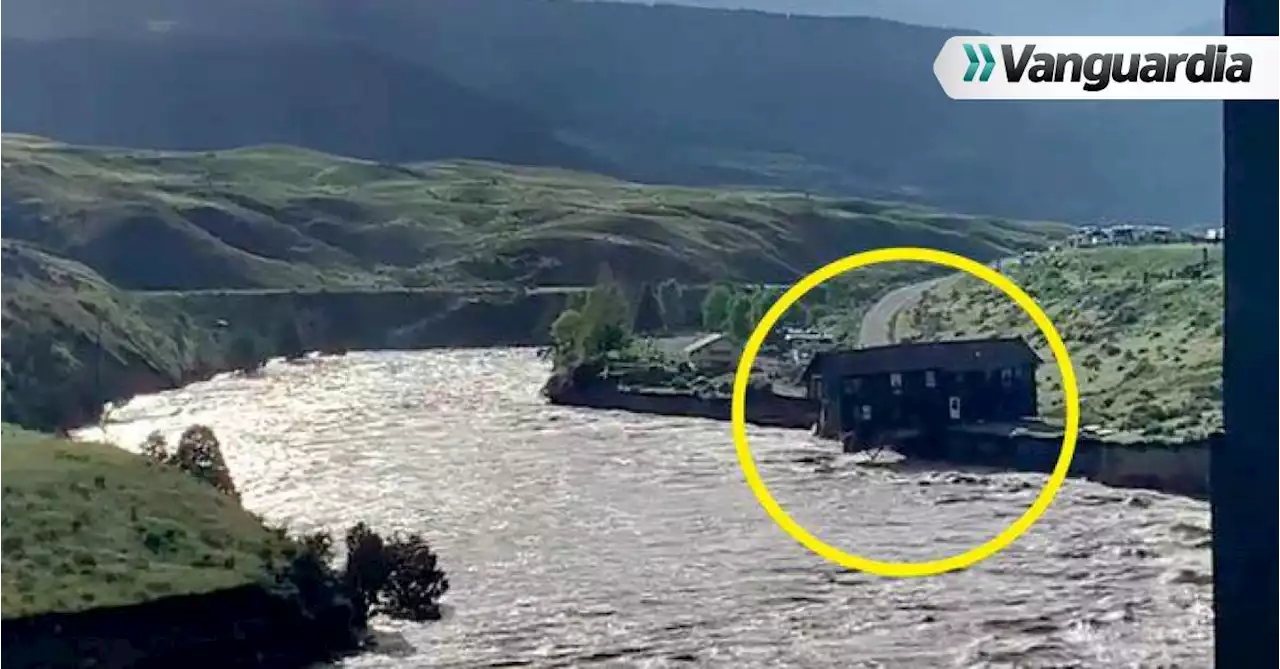 Video capta cuando una casa cae a un río tras inundaciones en EE.UU.