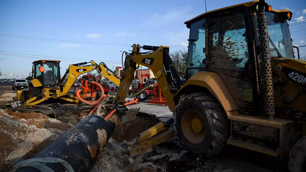 Residents improvise as Texas city rushes to turn water on