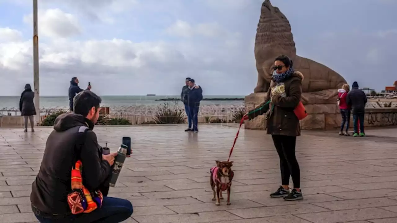 Mar del Plata recibe a los turistas con frío y alerta amarilla