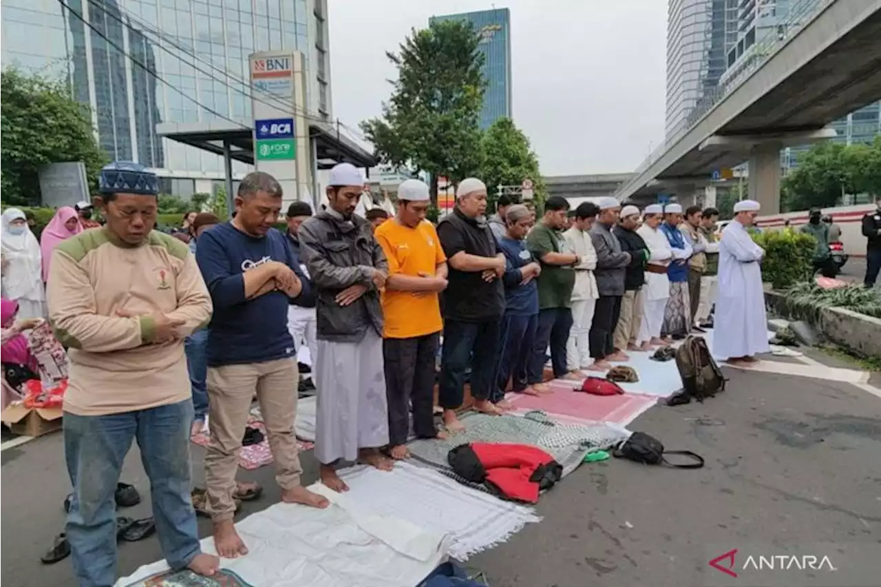 Pedemo gelar Shalat Ashar berjamaah di depan Kedubes India