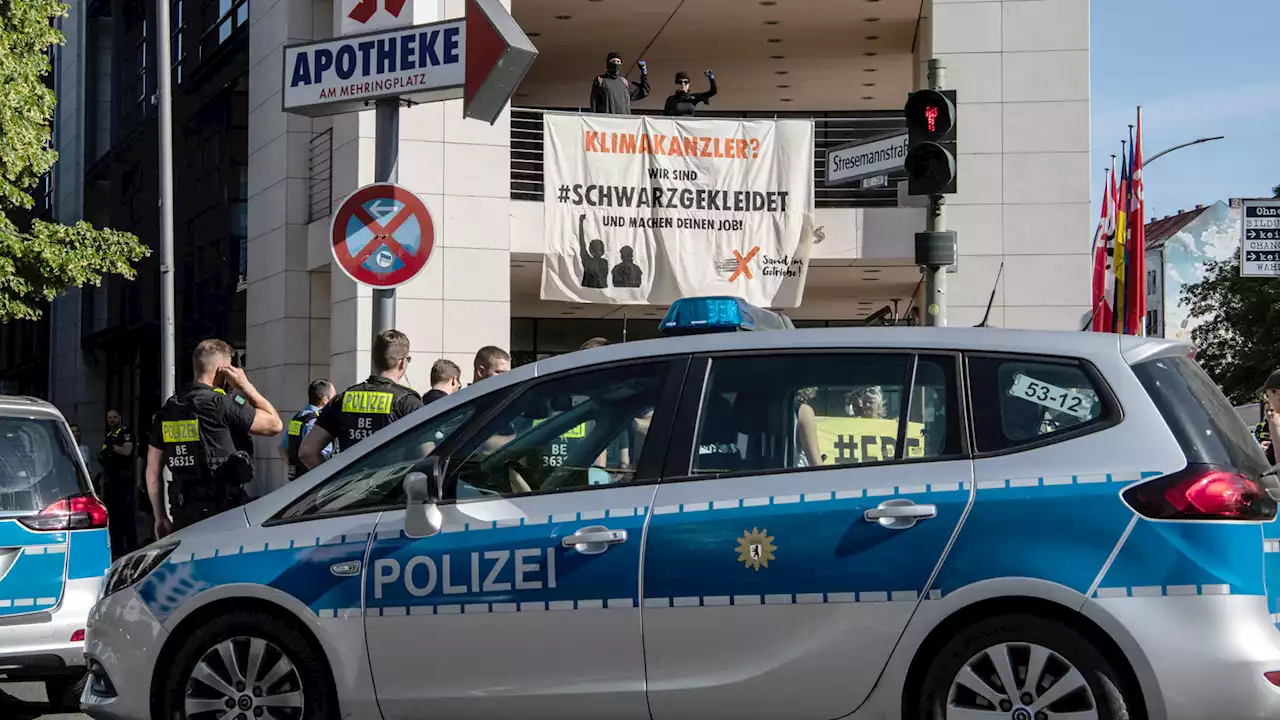 Klima-Aktivisten hängen Banner an SPD-Zentrale auf