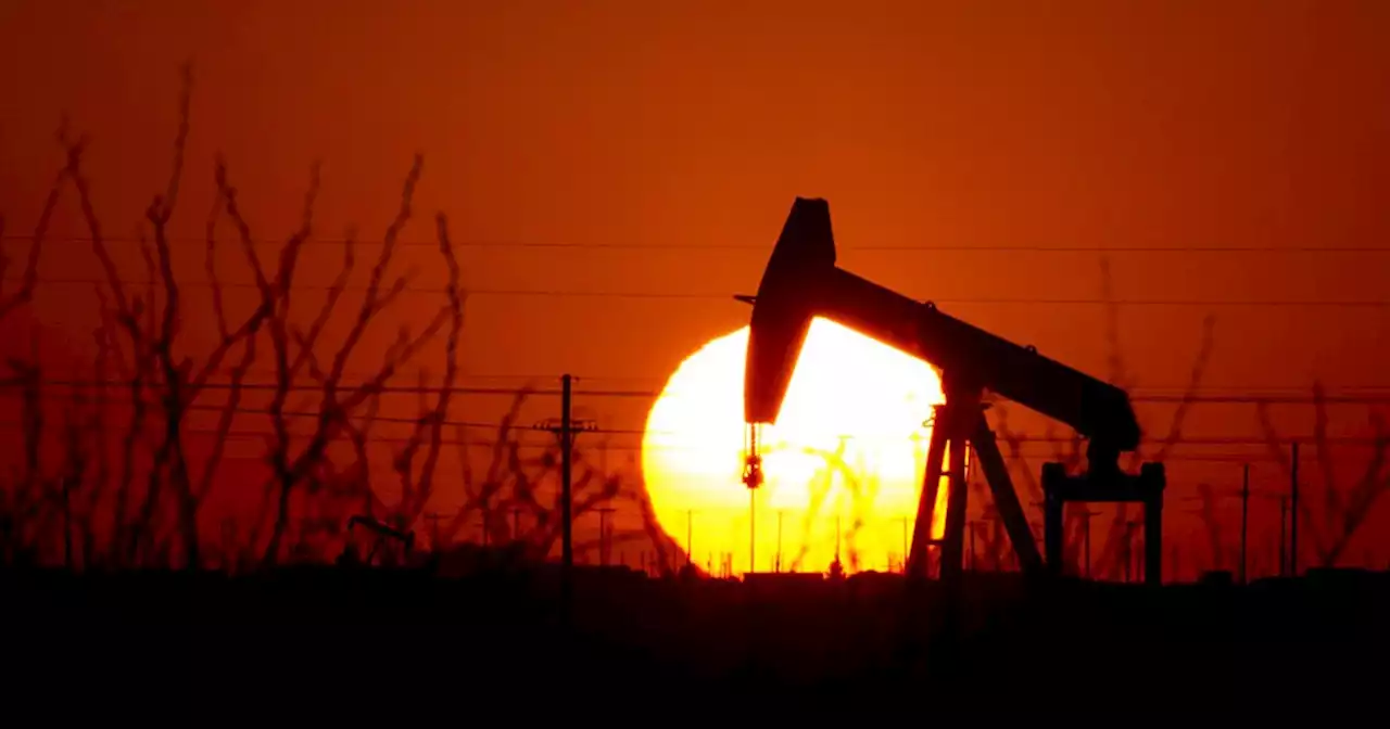 Oil prices tumble on recession fears