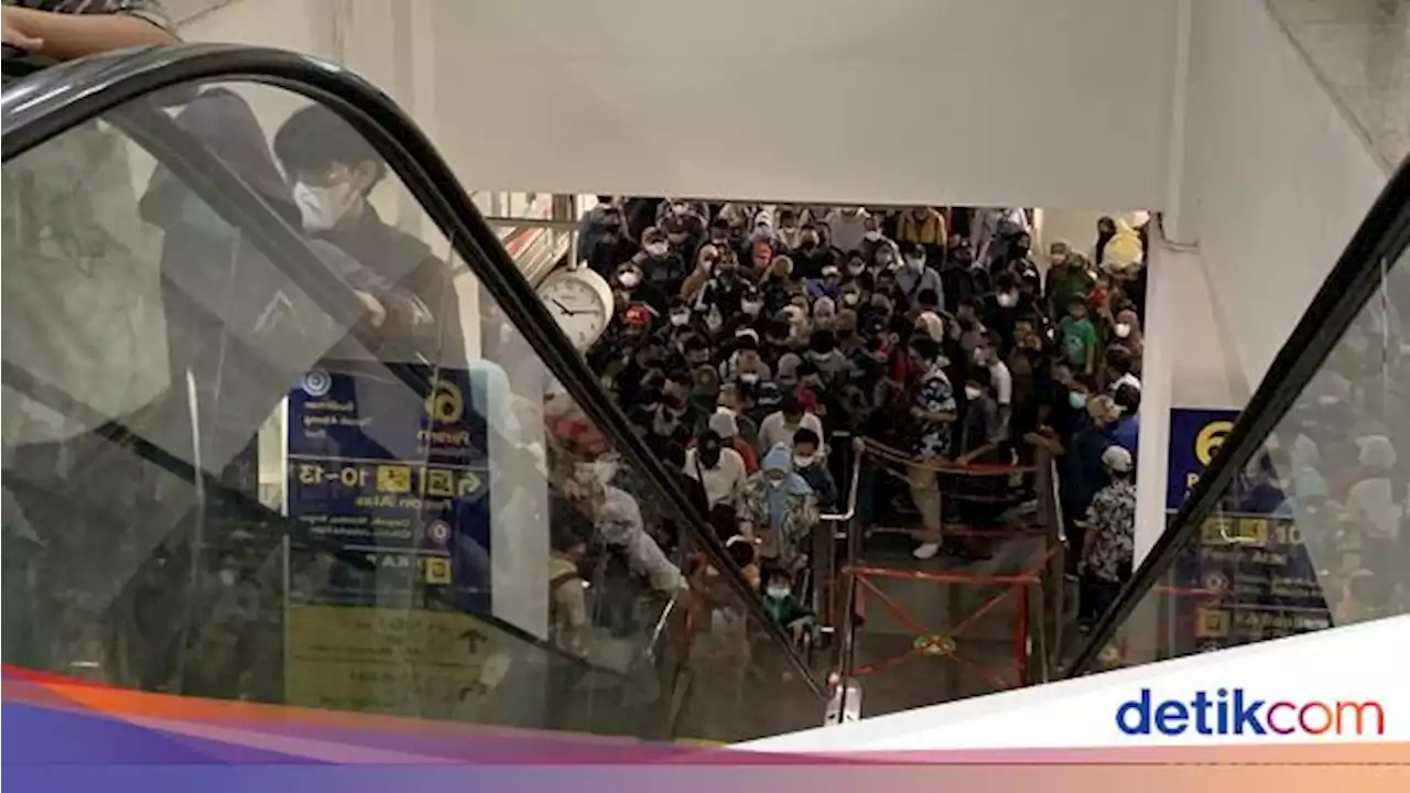 Stasiun Manggarai Ramai, Eskalator Masih Belum Beres