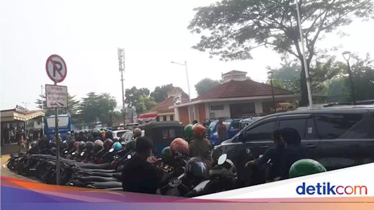 Manggarai Mau Jadi Stasiun Sentral tapi Nggak Punya Parkir Resmi buat Mobil