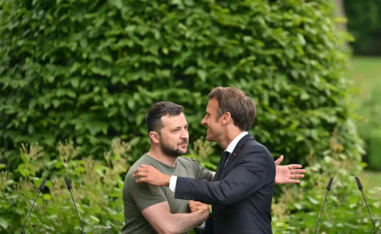 Macron da abrazo a Zelensky en su visita a Kiev, aún en guerra; da 'mensaje de solidaridad'