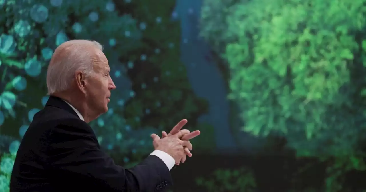 Biden dice que el cambio a energías renovables es tema de seguridad nacional