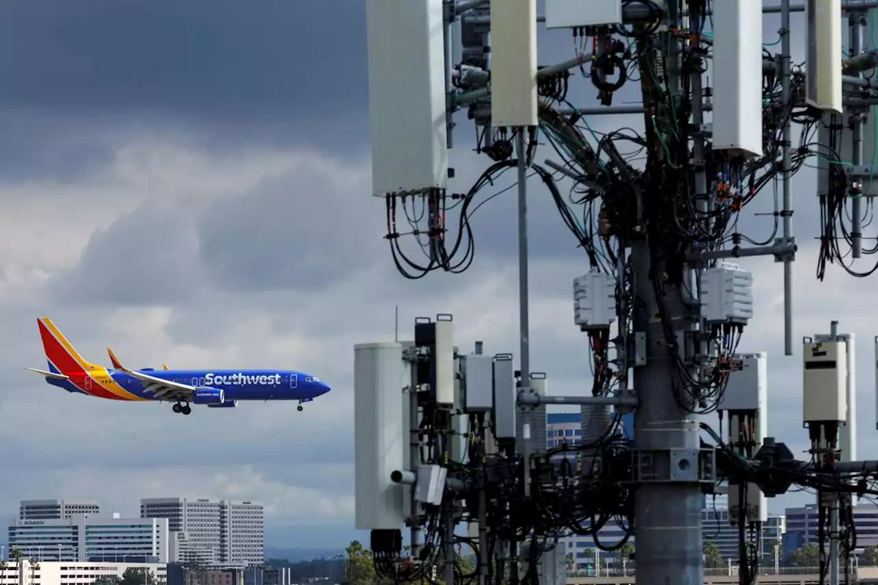 AT&T and Verizon give FAA another year to remedy C-band 5G interference issues | Engadget