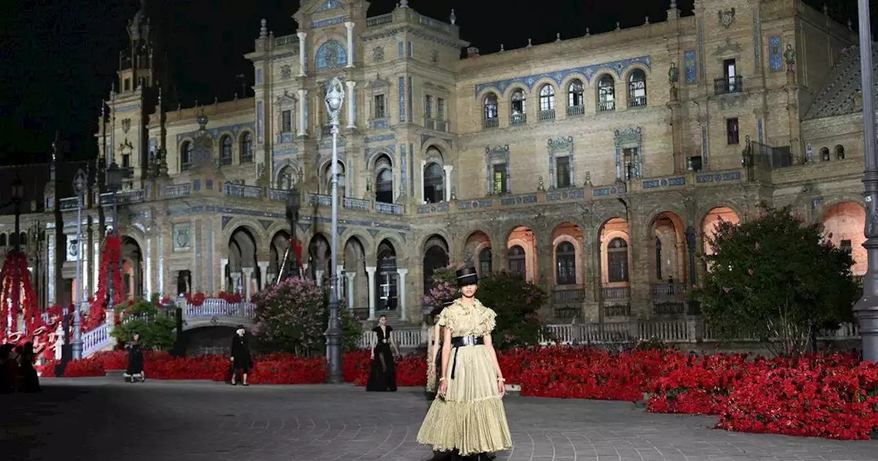 La procession magistrale de Dior sur l'immense Place d'Espagne à Séville