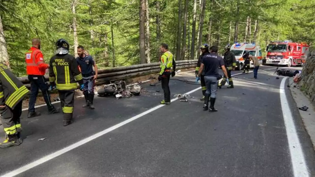 Scontro tra moto: due morti sulla strada del Gran San Bernardo, a pochi Km dal confine svizzero