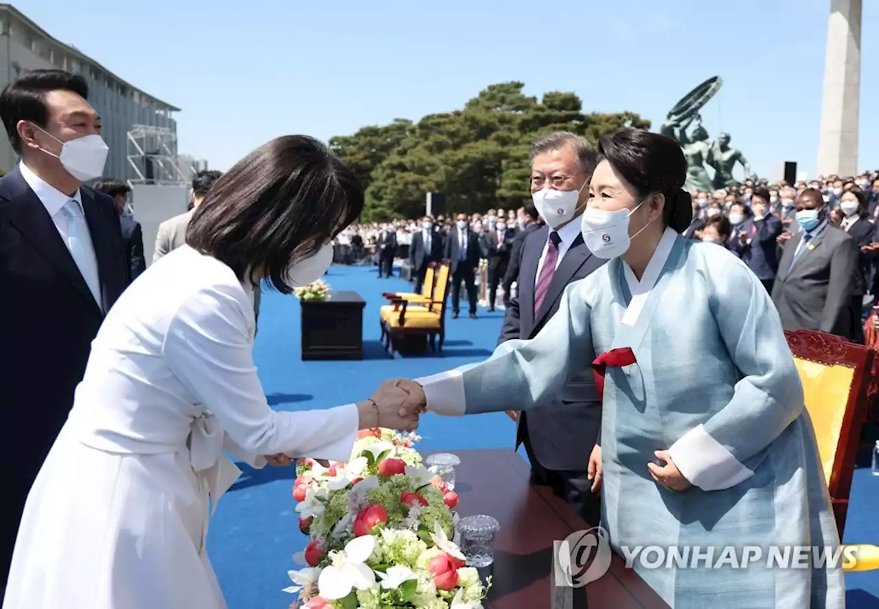 김건희 여사, 양산 아닌 서울서 김정숙 여사와 환담(종합) | 연합뉴스