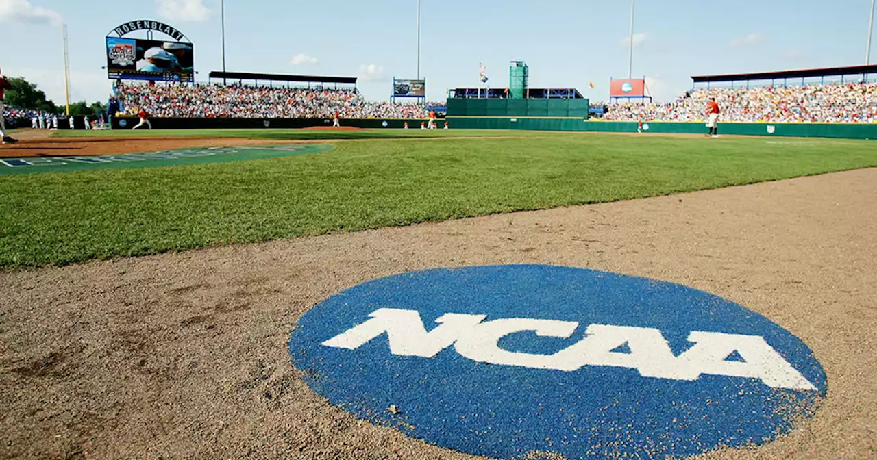 Notre Dame holds down Texas offense, wins CWS opener 7-3