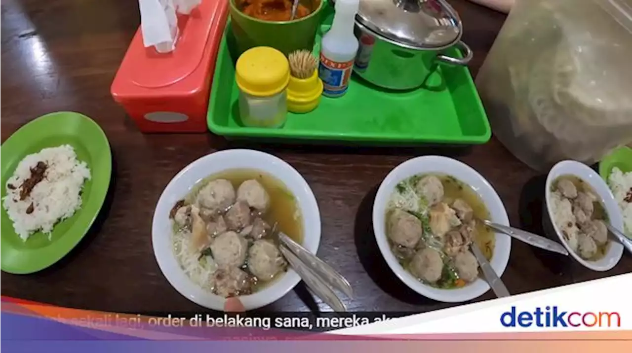 Makan Bakso Sekeluarga, Bule Amerika Ini Senang Hanya Bayar Rp 165 Ribu
