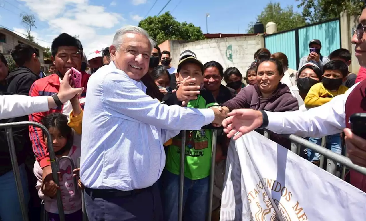 AMLO. Piden a AMLO que siga seis años más en la Presidencia; rechaza la propuesta