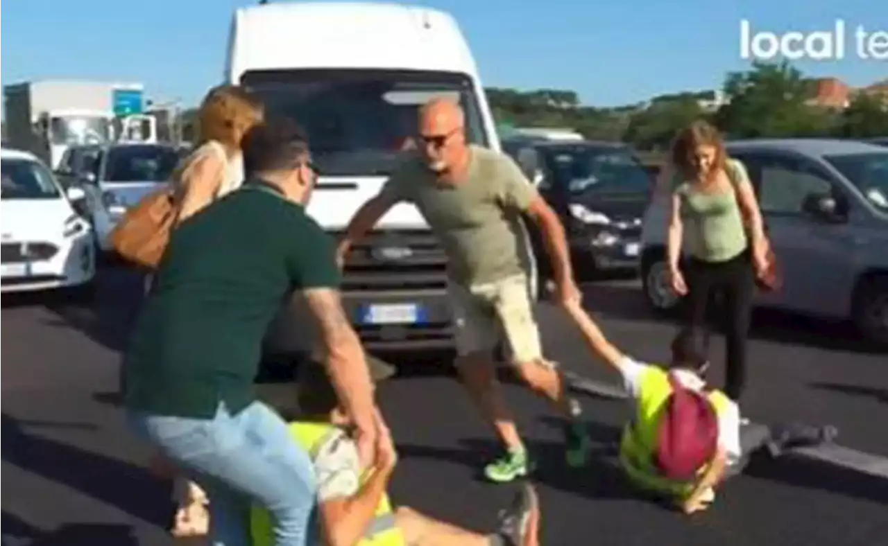 Video: molestos por un corte de ruta, conductores desalojaron violentamente un bloqueo