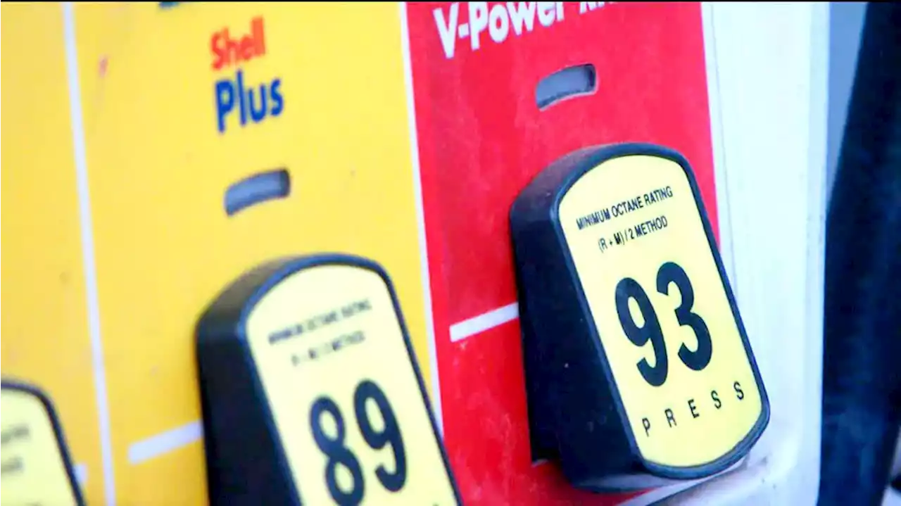 National average price of gas dips just under $5, analyst reports