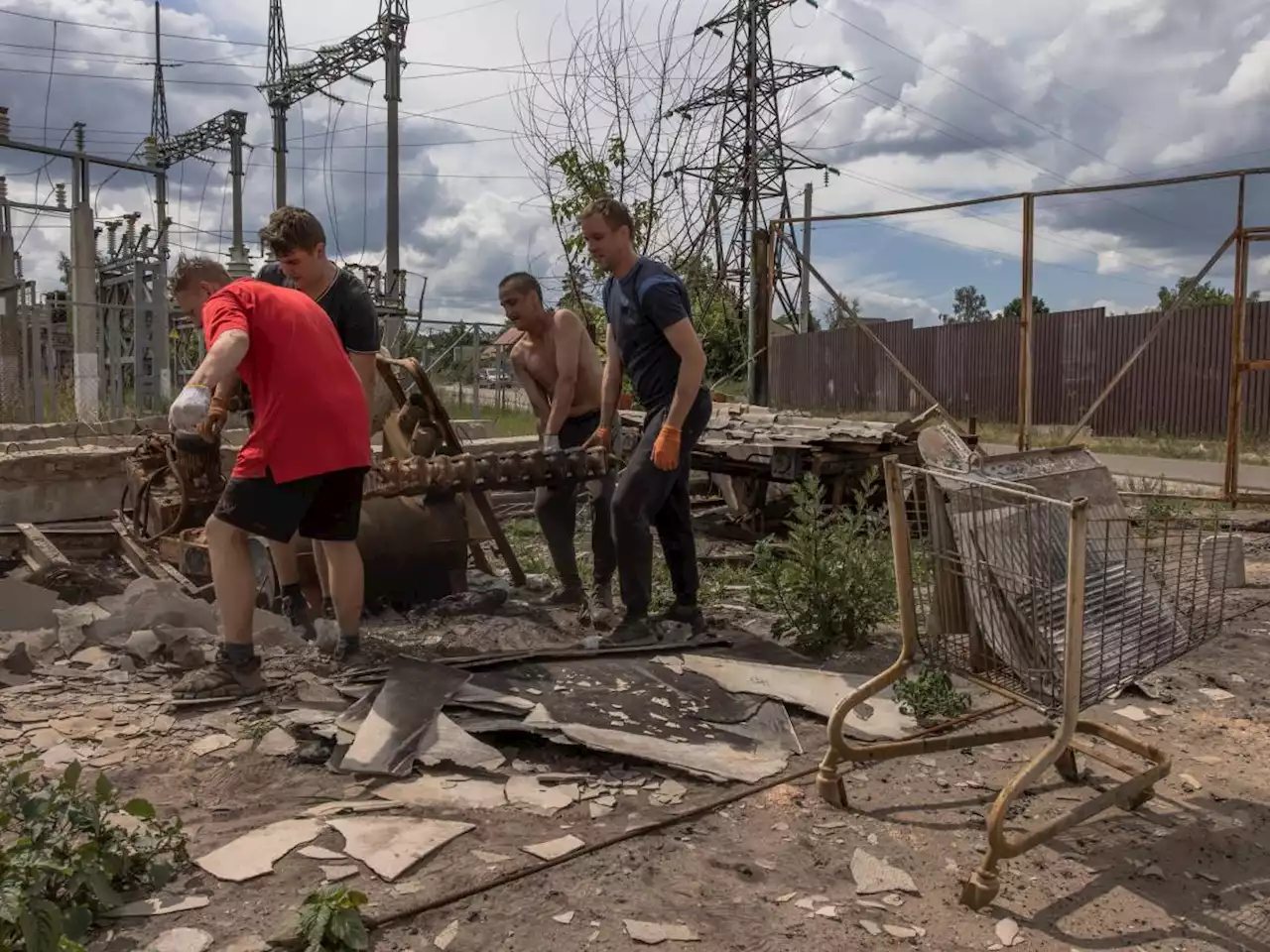 La nuova lunga notte di combattimenti nel Donbass