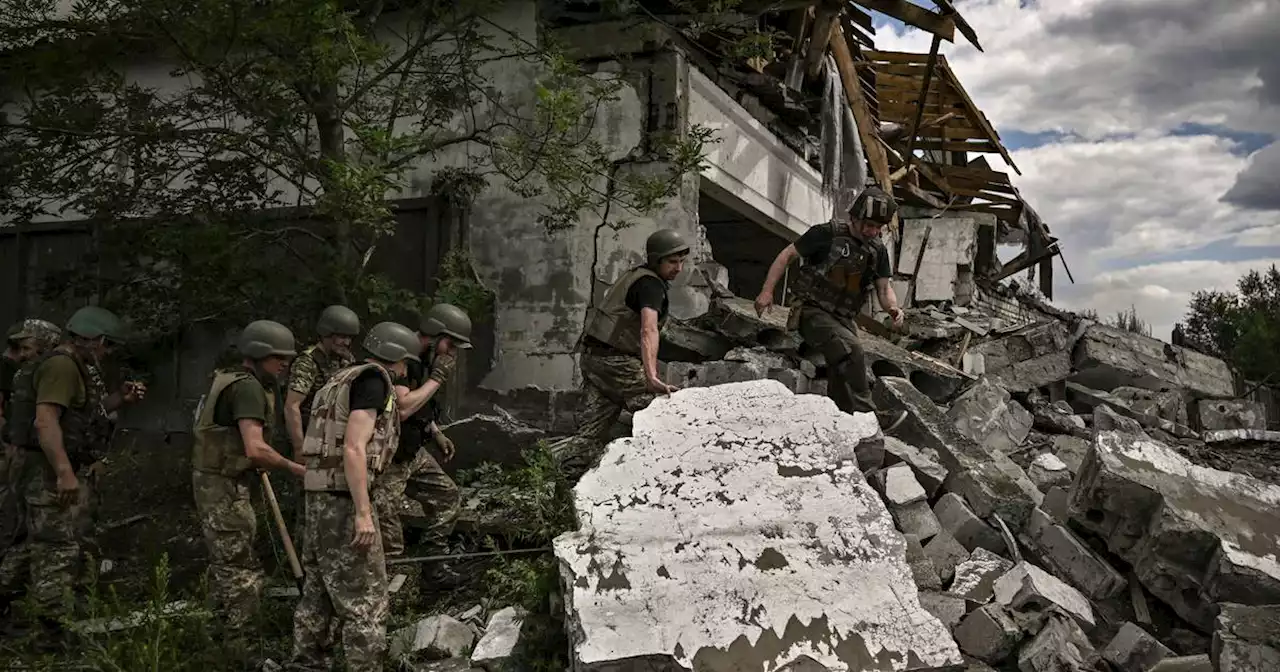 Zelenskiy makes visit close to front line in southern Mykolayiv region
