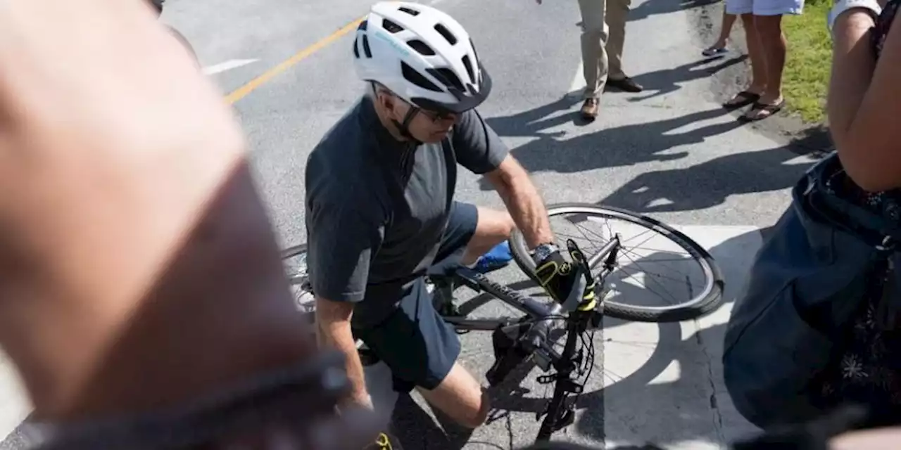 Joe Biden cae de su bicicleta mientras daba un paseo (VIDEO)