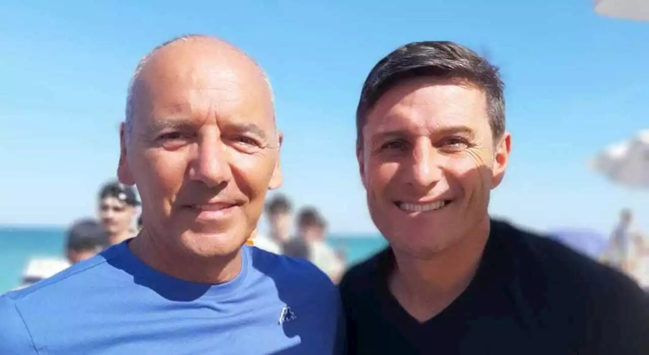 «C'è Javier Zanetti in spiaggia»: scatta l'assalto di fan e tifosi per il selfie, ecco dove