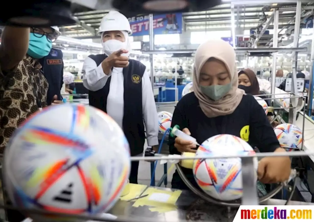 Foto : Intip Produksi Bola Piala Dunia 2022 di Madiun | merdeka.com