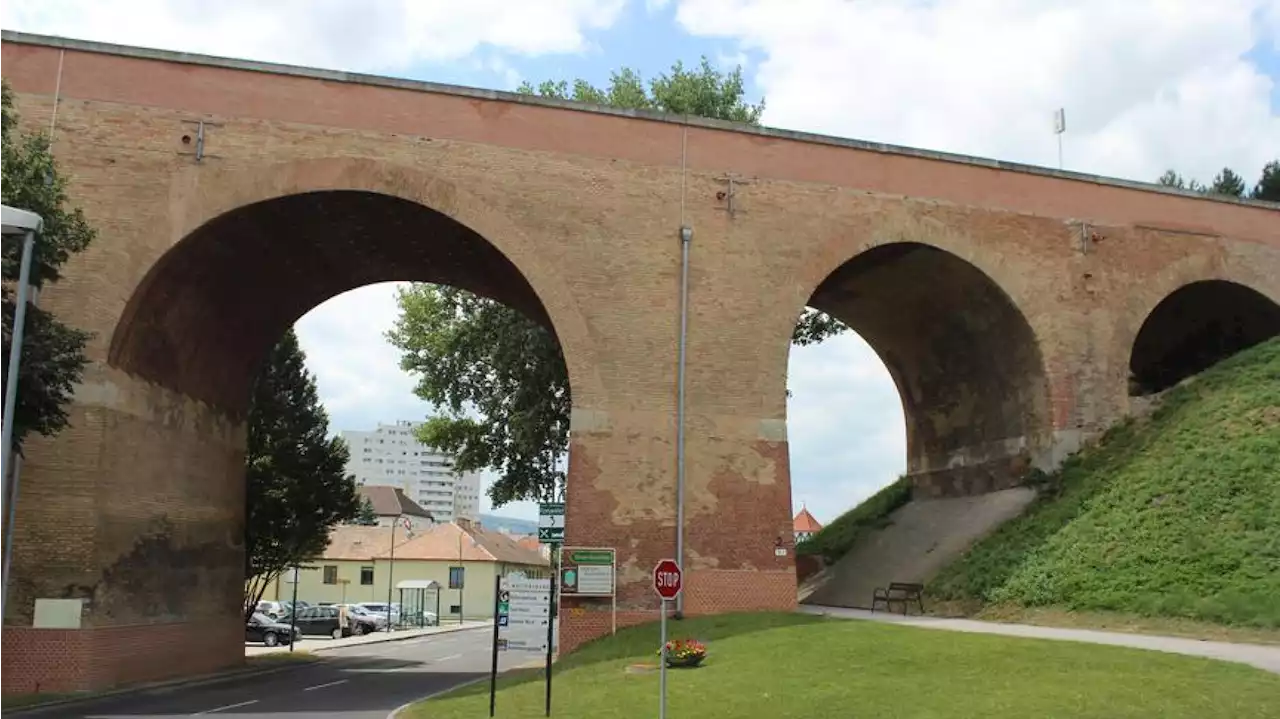 Kleintransporter blieb in Pfaffstätten unter Viadukt stecken